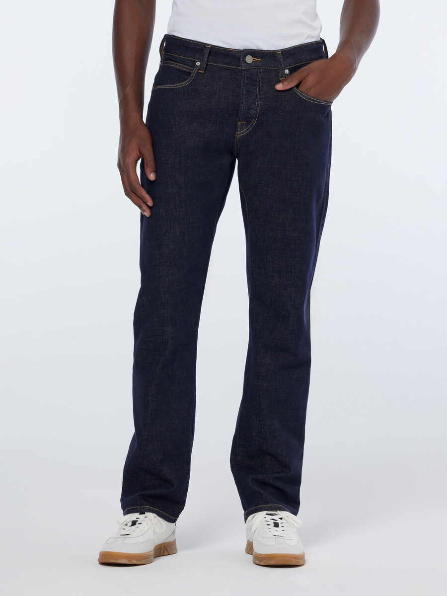 the zee straight fit jeans stay dark
