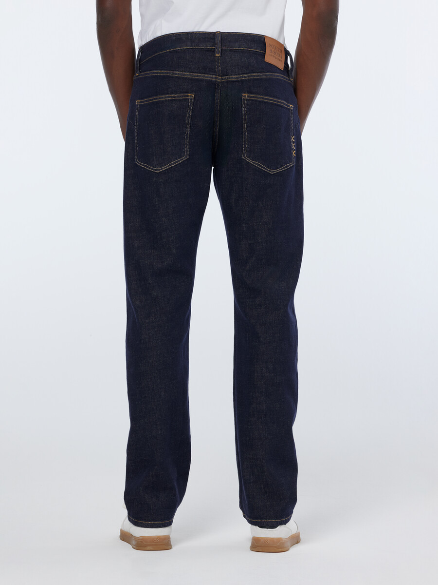 the zee straight fit jeans stay dark