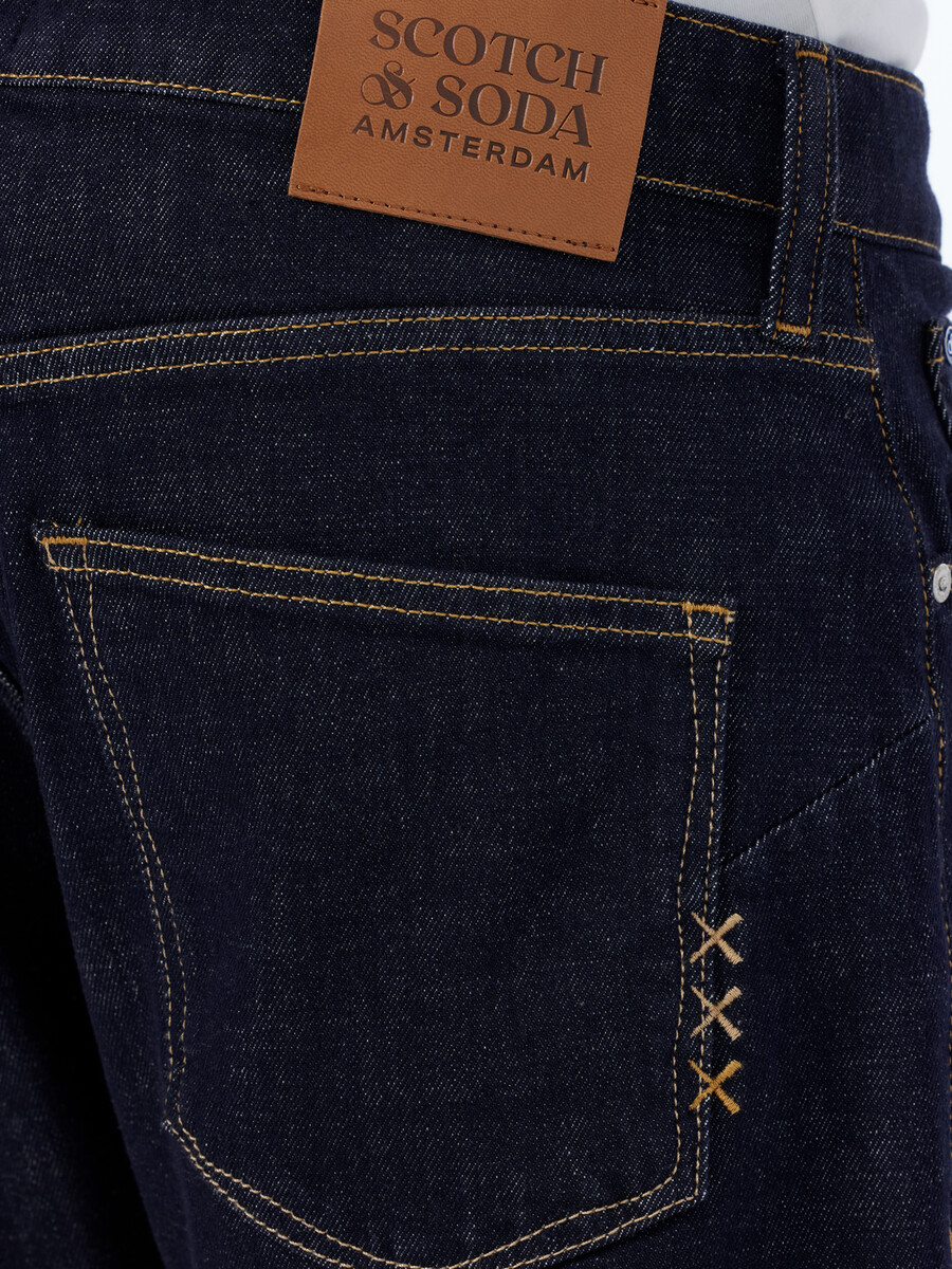 the zee straight fit jeans stay dark